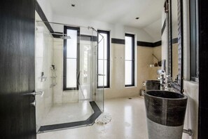 6 Bedrooms Luxury Villa (The Marina Villa) | 浴室 | 淋浴设施、大花洒淋浴喷头、免费洗浴用品、吹风机