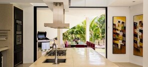 6 Bedrooms Luxury Villa (The Marina Villa) | Cuisine privée | Réfrigérateur, micro-ondes, four, plaque de cuisson