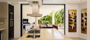 6 Bedrooms Luxury Villa (The Marina Villa) | Dapur pribadi | Lemari es, microwave, oven, dan kompor