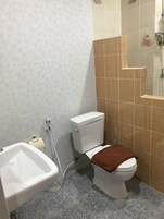 Ducha, artículos de tocador gratuitos, toallas