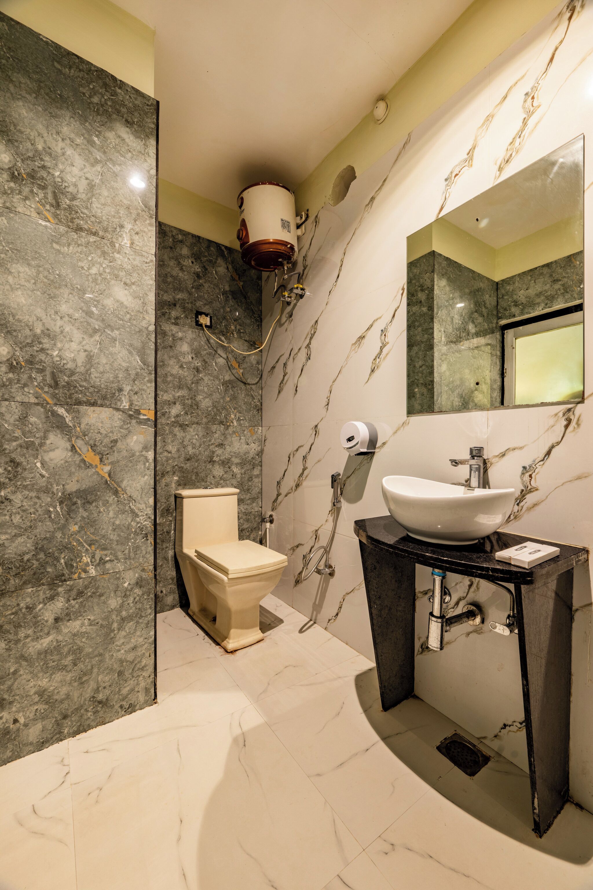 standard room (with ac) | bathroom | shower, hydromassage showerhead, free toiletries, towels