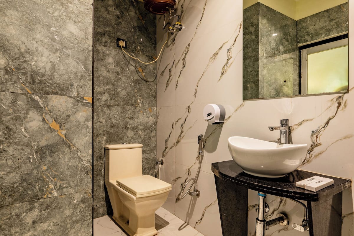 standard room (with ac) | bathroom | shower, hydromassage showerhead, free toiletries, towels