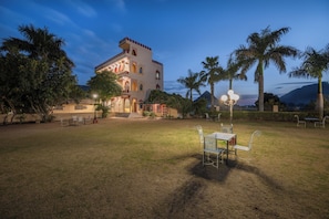 Fachada da propriedade à noite