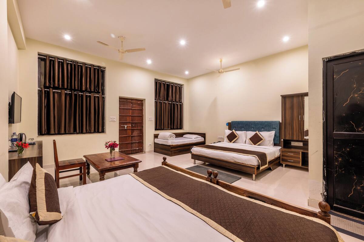 family room | 1 bedroom, premium bedding, memory-foam beds, in-room safe