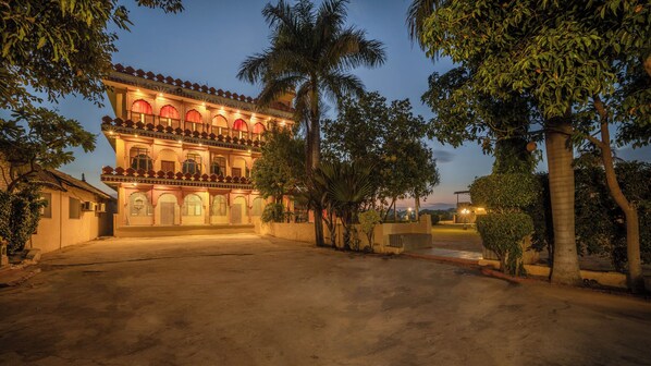 Fachada da propriedade à noite