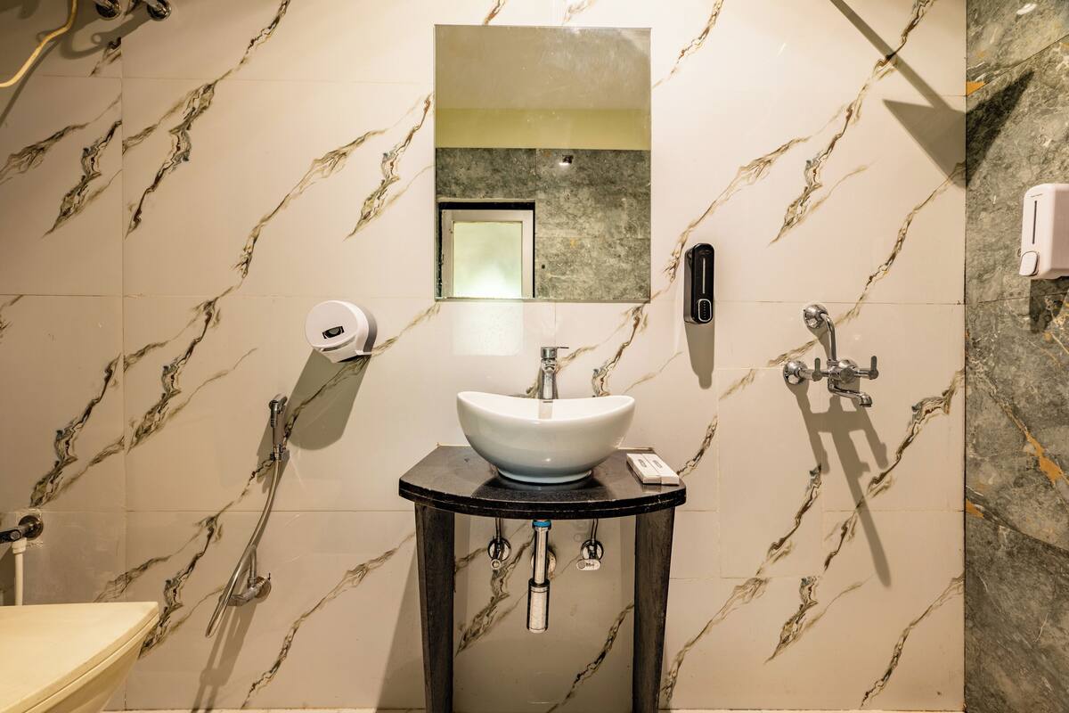 standard room (with ac) | bathroom | shower, hydromassage showerhead, free toiletries, towels