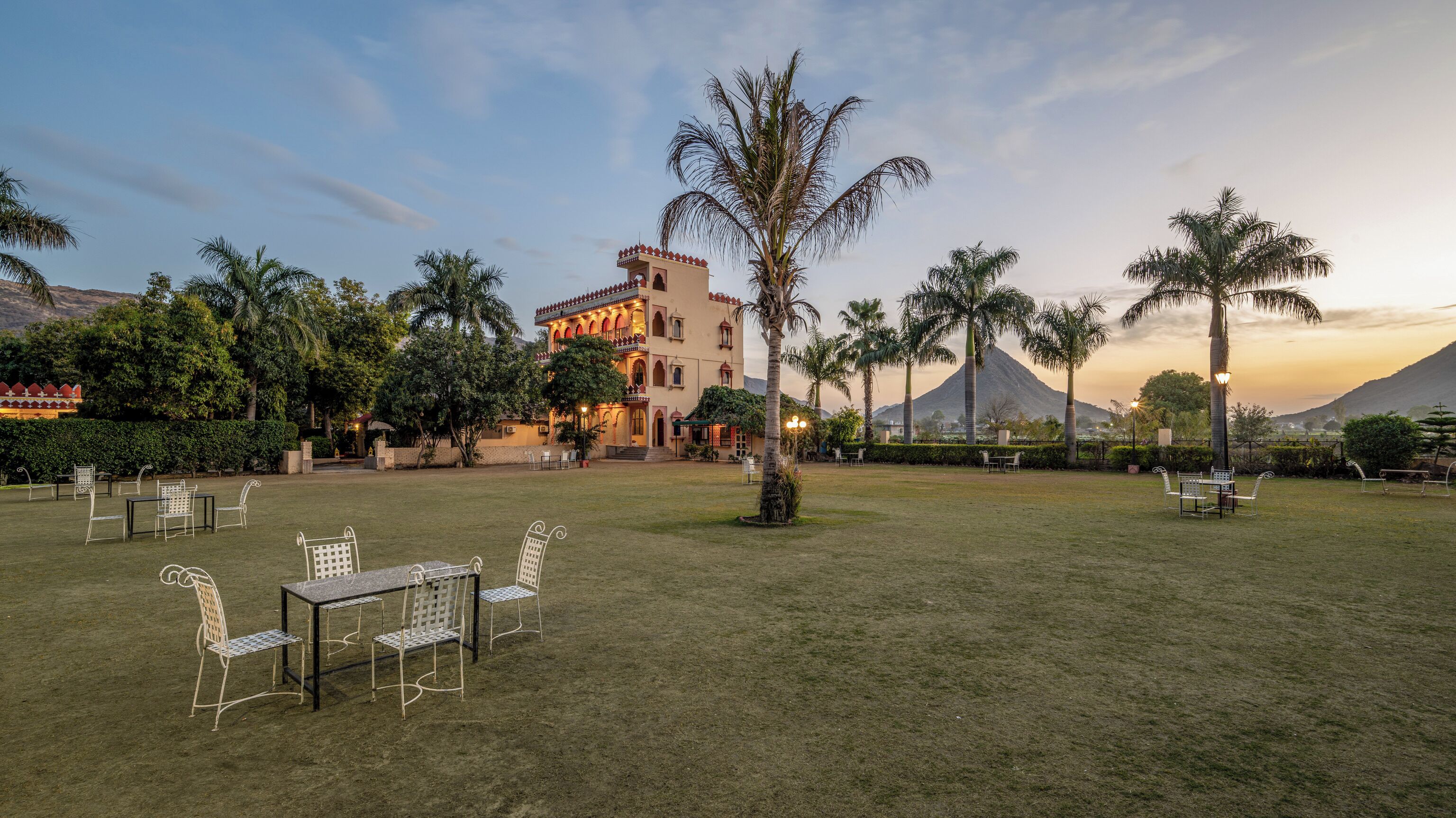Un patio de hotel con asientos al aire libre y vistas a la montaña.