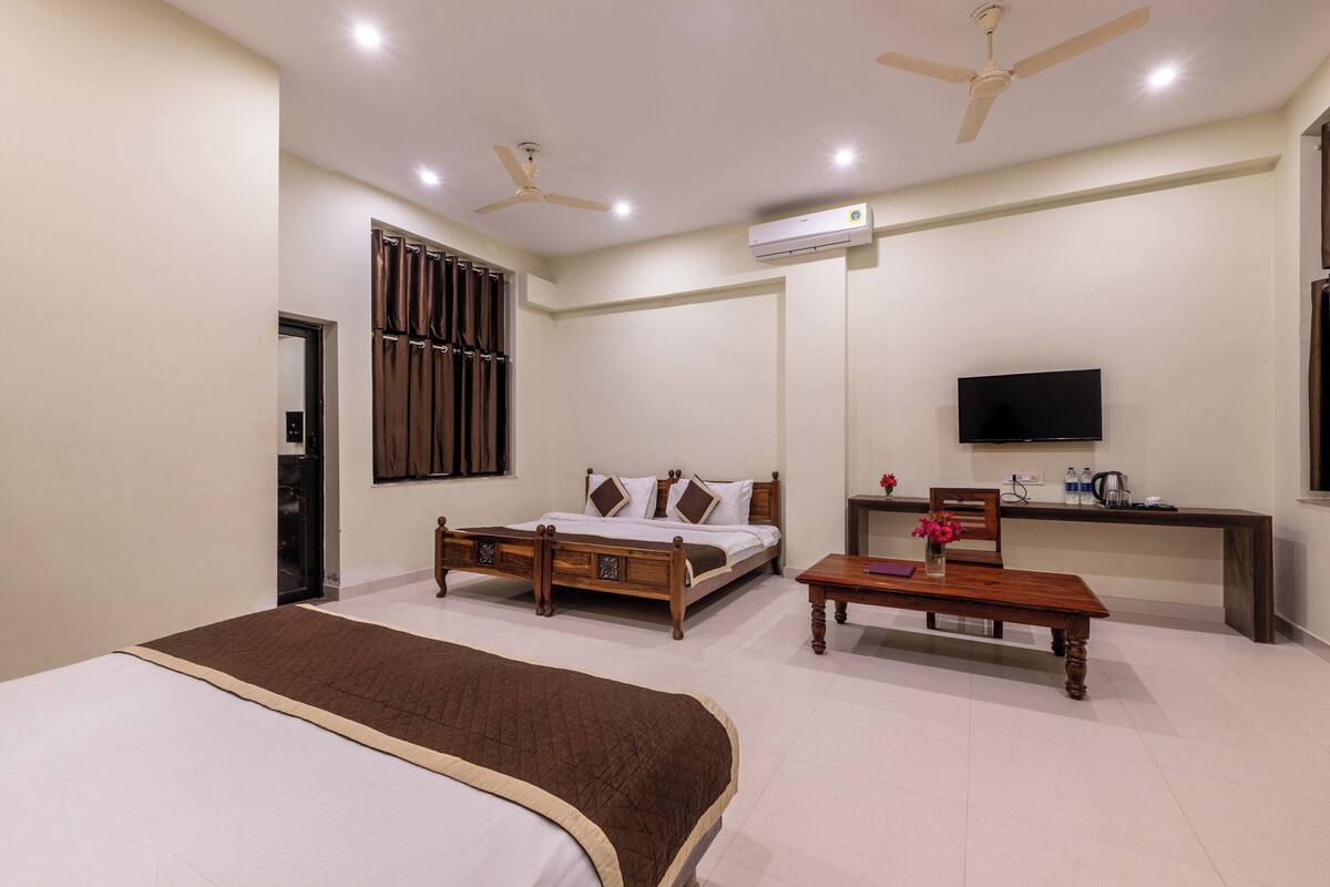 family room | 1 bedroom, premium bedding, memory-foam beds, in-room safe