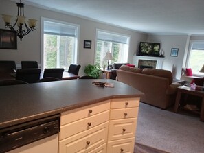 Interior - Impressive Spacious Mountain view Condo (Kelowna)