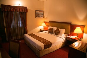 高档床上用品、迷你吧、客房内保险箱、特色家居