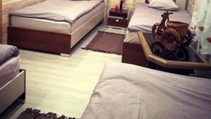 スタンダード 4 人部屋 | 高級寝具、アイロン / アイロン台、WiFi (無料)