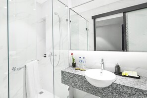 Deluxe Double or Twin Room | Bathroom | Shower, free toiletries, hair dryer, slippers