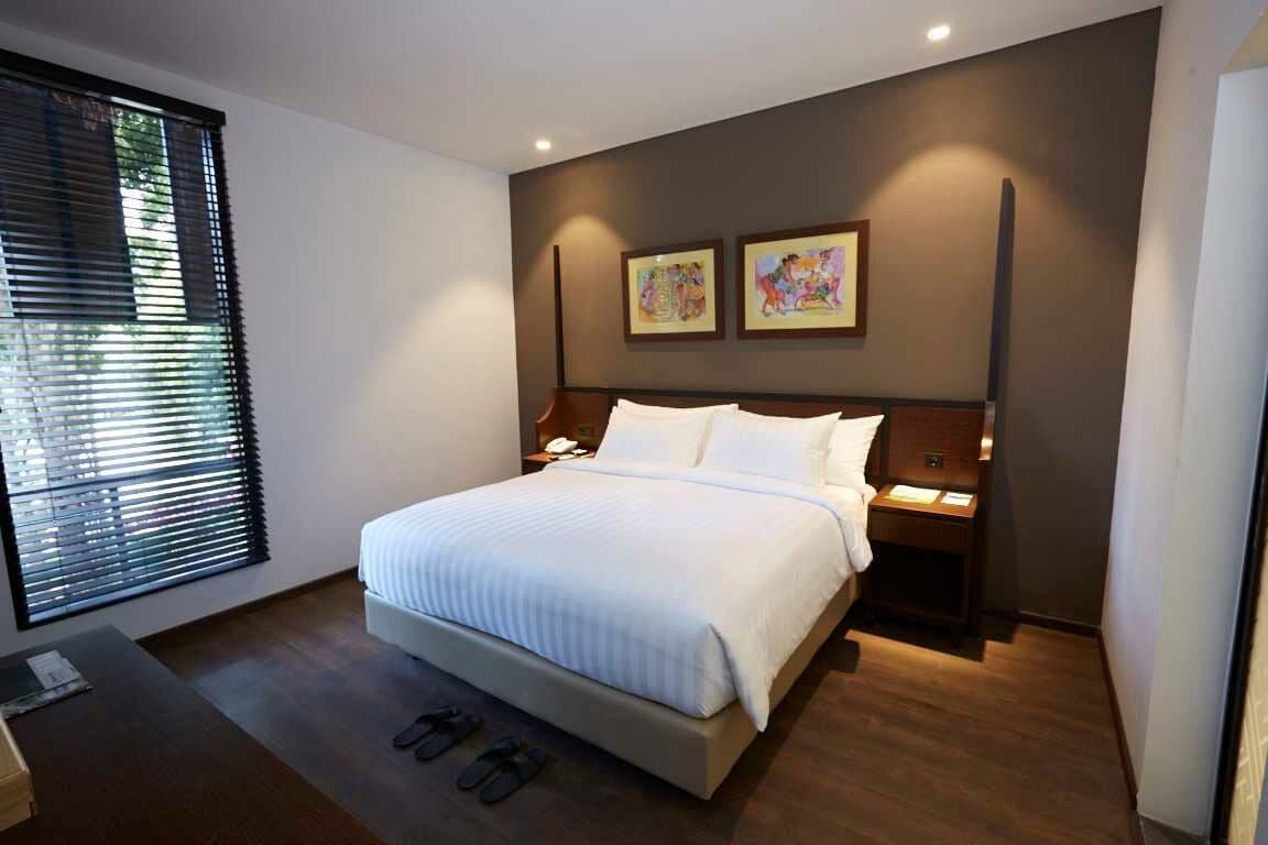 Suite | Premium bedding, minibar, desk, soundproofing