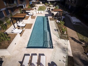 Piscina externa, espreguiçadeiras