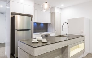 Geladeira grande, micro-ondas, fogão, cooktop