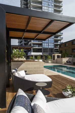 Outdoor pool, sun loungers - Boardwalk Burleigh Beach (Burleigh Heads)