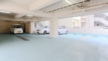 Parking sans voiturier (1000 JPY par nuit)