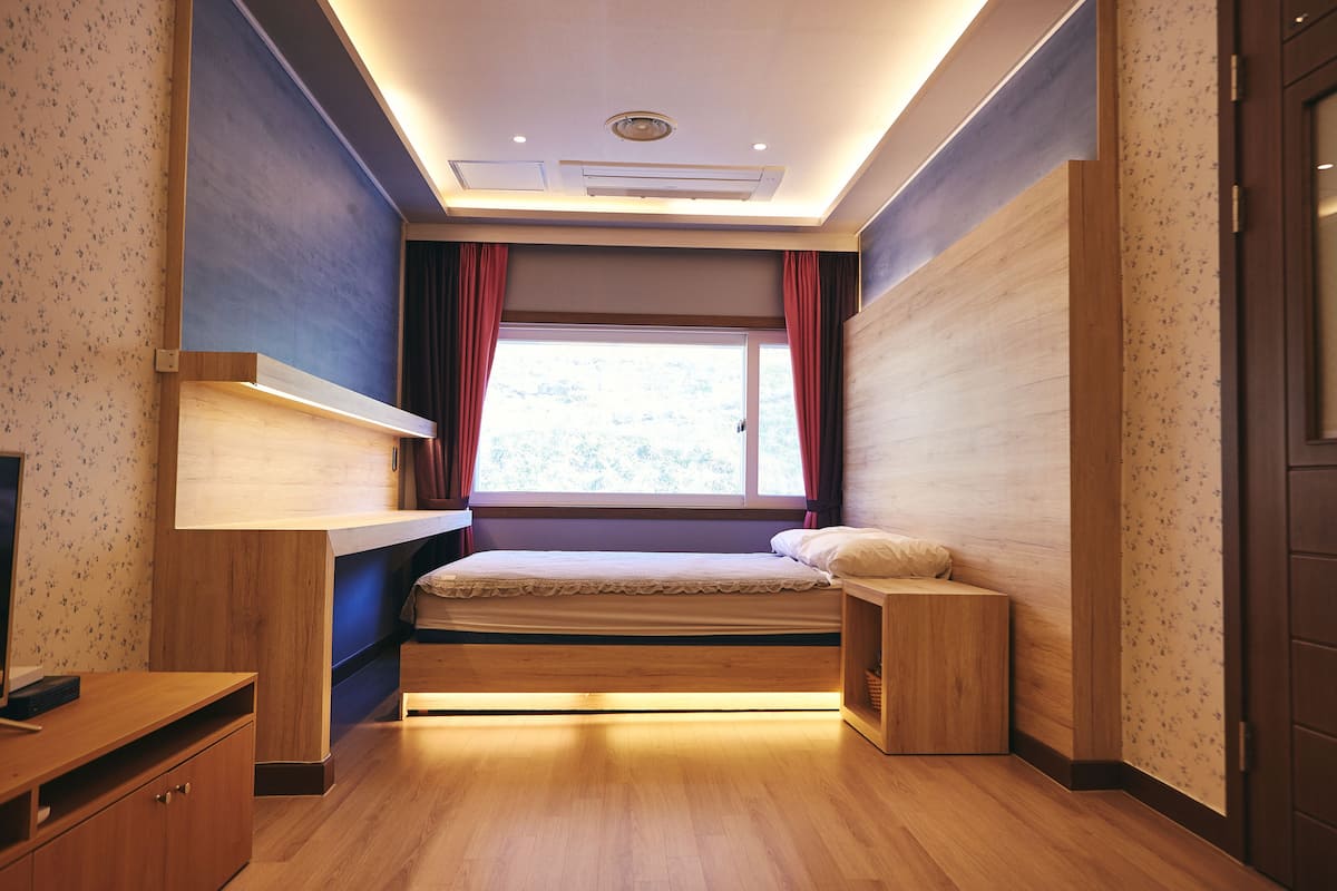 Suite (Stone, No kitchenette&BBQ grill) | Ropa de cama de alta calidad, cortinas opacas, wifi gratis