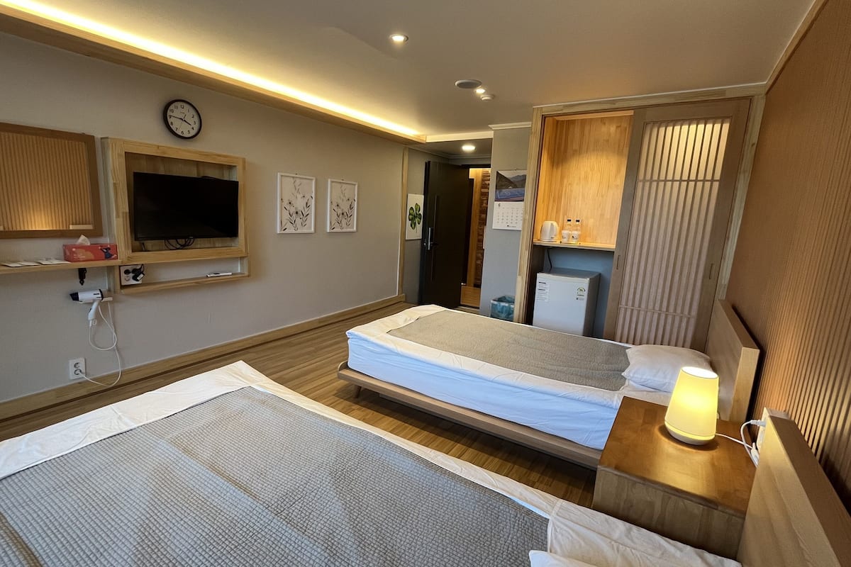 Habitación Deluxe con 2 camas individuales, 1 habitación, no fumadores, vistas a la montaña | Ropa de cama de alta calidad, cortinas opacas, wifi gratis