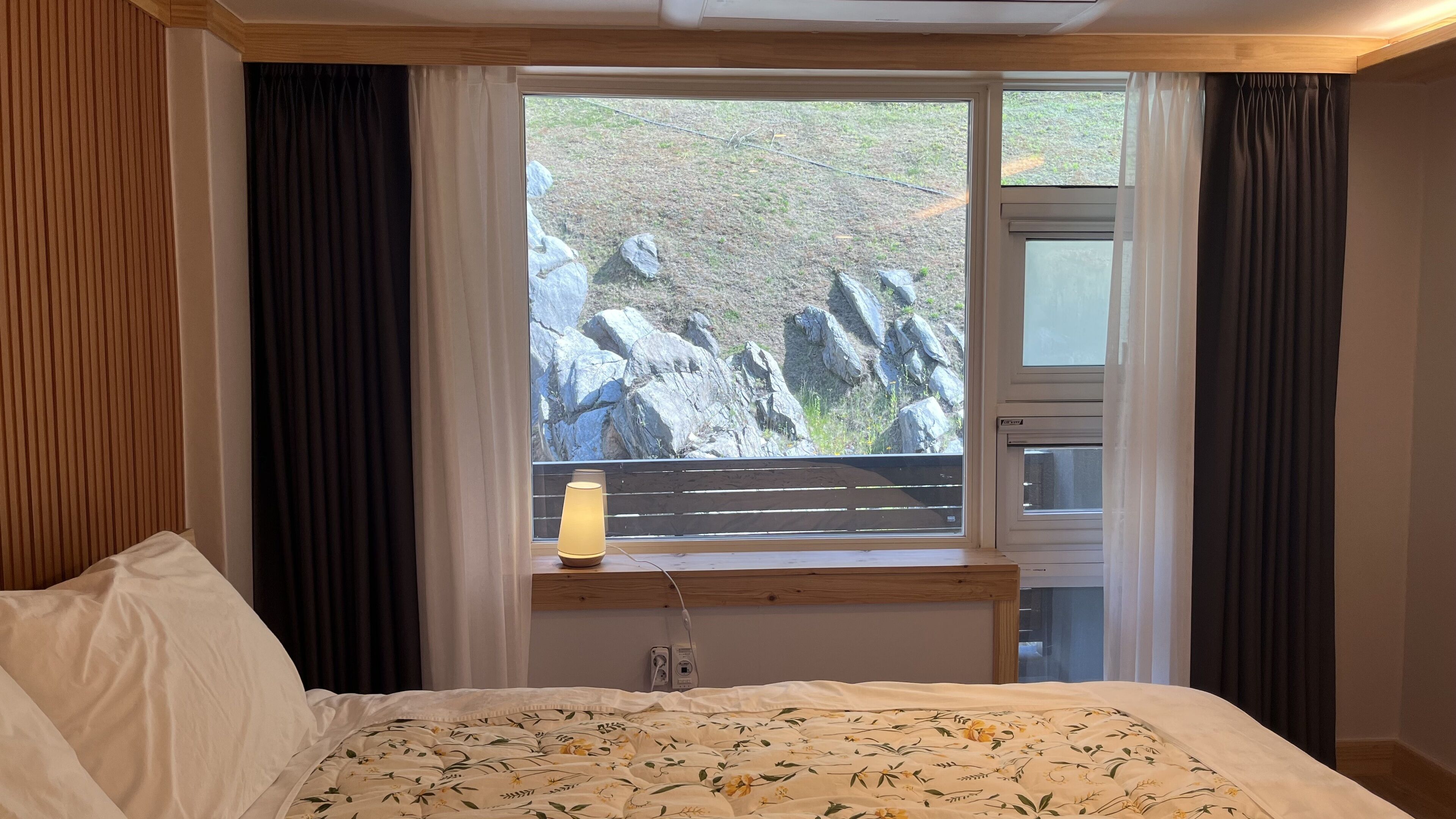 deluxe twin room, 1 bedroom, non smoking, mountain view | premium bedding, blackout curtains, free wifi, bed sheets