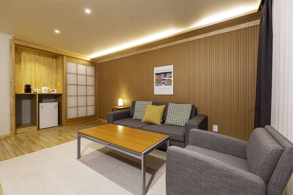 Habitación familiar con 2 camas individuales, 1 habitación, no fumadores, vistas a la montaña | Zona de estar | Suelo radiante
