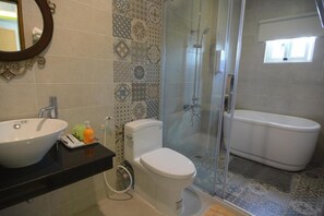 وحدات دش مع أحواض استحمام، حوض استحمام عميق