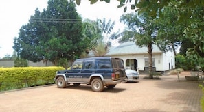 Tempat letak kenderaan sendiri percuma