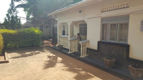 Exterior - Paula Guest House (Gulu)
