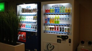 Máquinas expendedoras con bebidas y aperitivos.