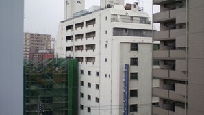 Un edificio de varios pisos con un letrero azul llamativo en la parte superior.