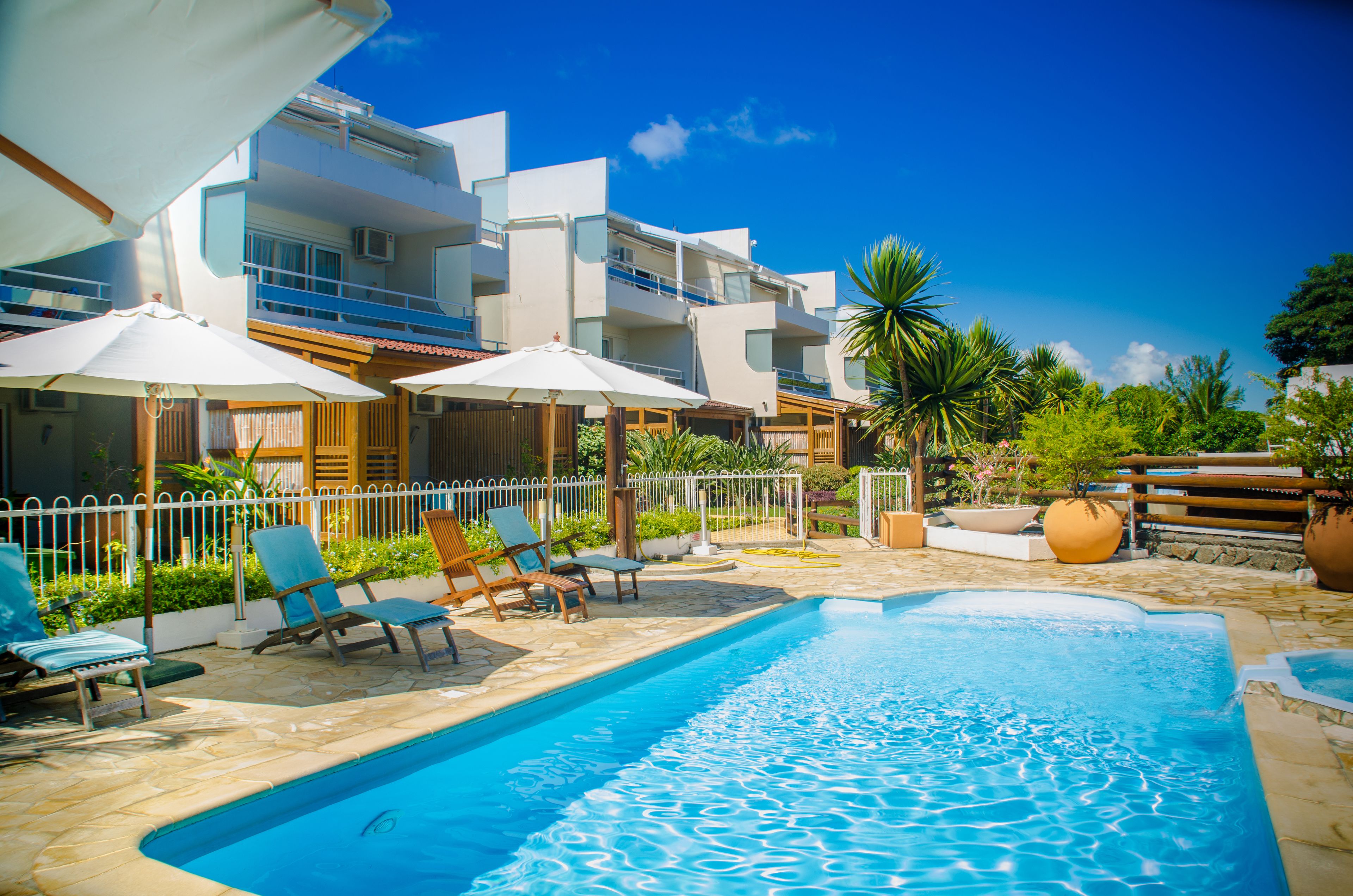 Kolam renang outdoor, dengan payung kolam renang dan kursi berjemur