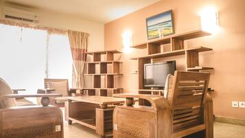 Maisonette, 2 Schlafzimmer | Wohnbereich | 42-Zoll-LED-Fernseher mit Satellitenempfang, Fernseher, DVD-Player