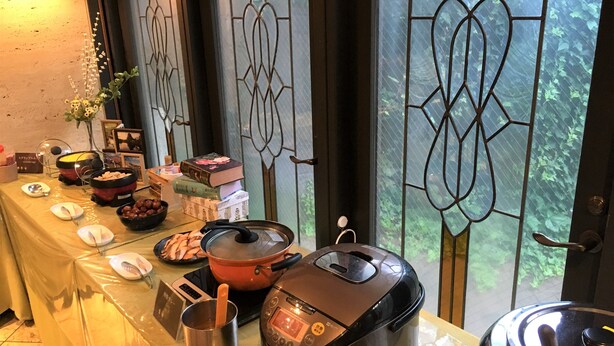 Ein reichhaltiges Buffet mit verschiedenen Speisen und Küchengeräten.