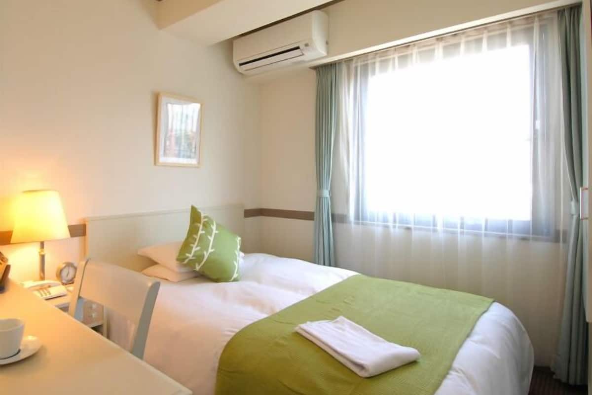 In-room safe, free WiFi, bed sheets