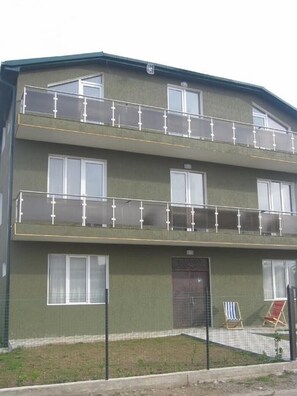 Front of property - Green House (Maltakva)