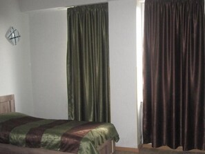 Standard Double or Twin Room | Desk, iron/ironing board, rollaway beds, free WiFi - Green House (Maltakva)