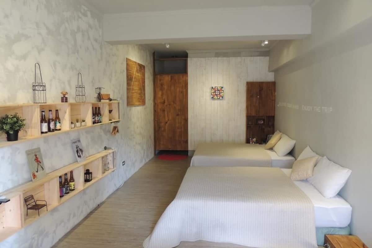 Habitación cuádruple Club | Decoración personalizada y espacio para trabajar con laptop
