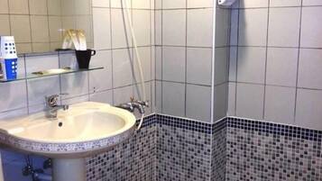 Signature Quadruple Room | Bathroom | Shower, free toiletries, hair dryer, slippers