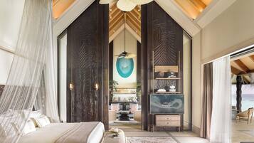 Villa Luxury (Water Villa with Pool) | Biancheria da letto di alta qualità, minibar, una cassaforte in camera