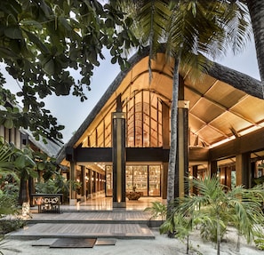 4 restaurantes, se sirve desayuno, cocina local e internacional