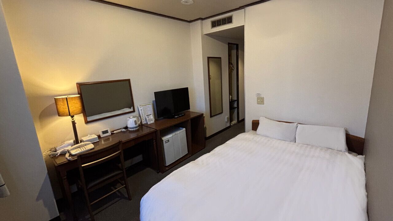 Escritorio, wifi gratis, ropa de cama