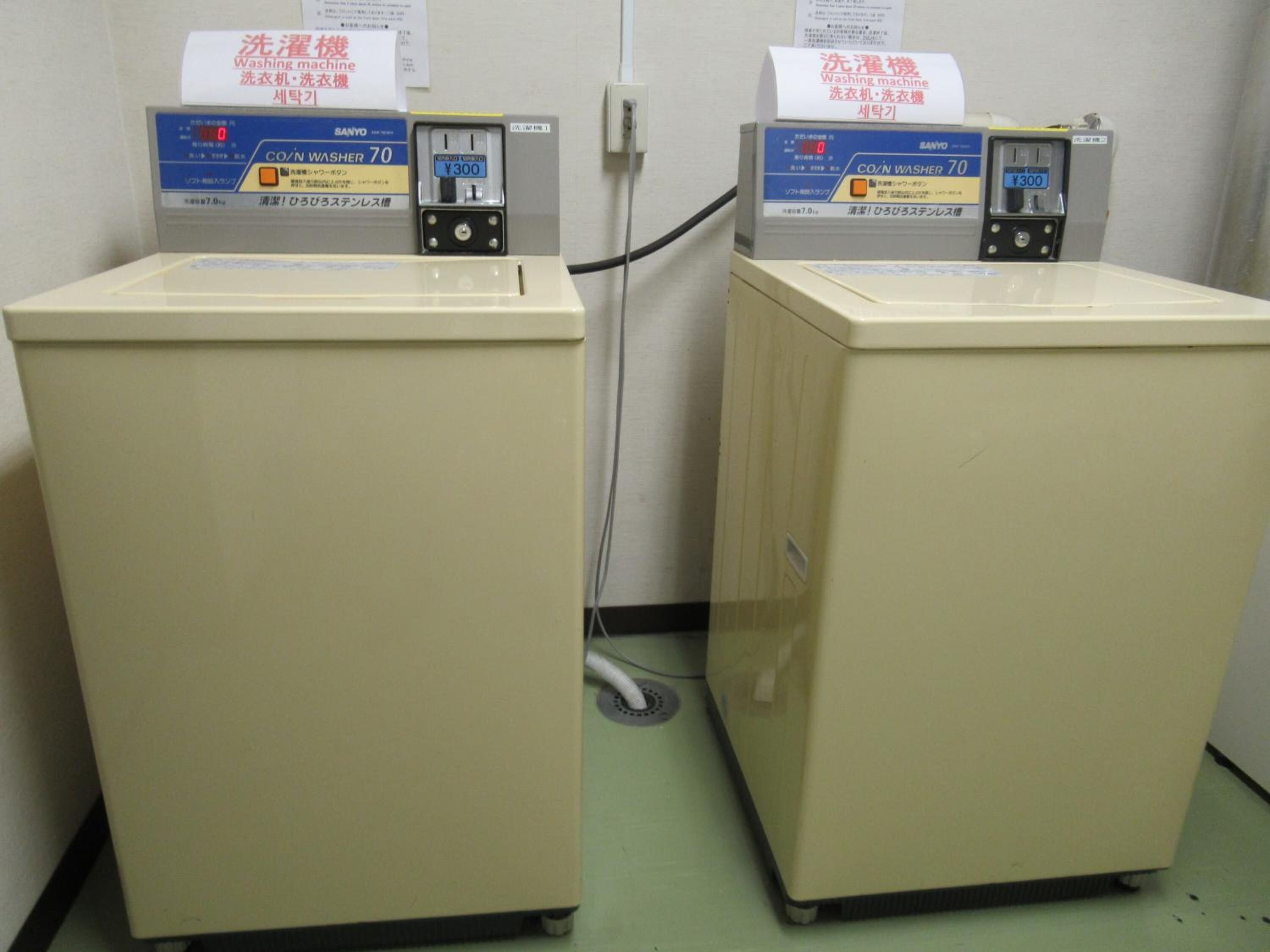 Two washing machines with price tags and Japanese labels.