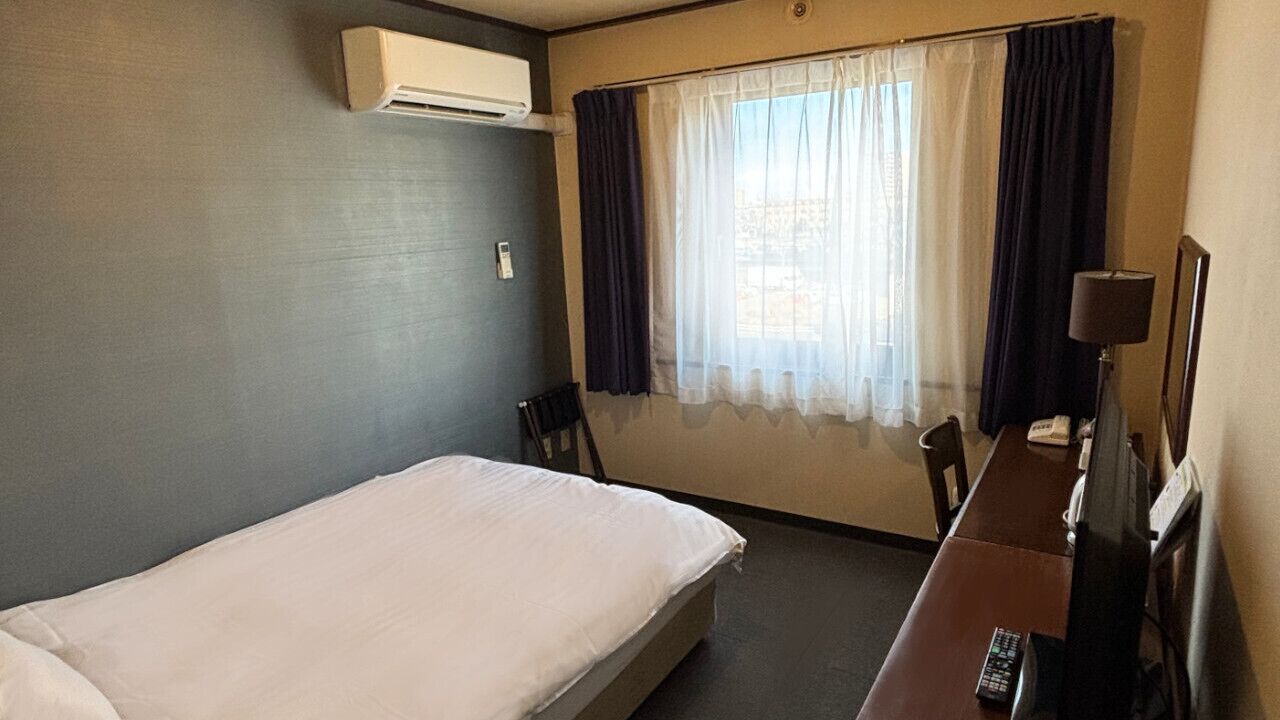 Escritorio, wifi gratis, ropa de cama