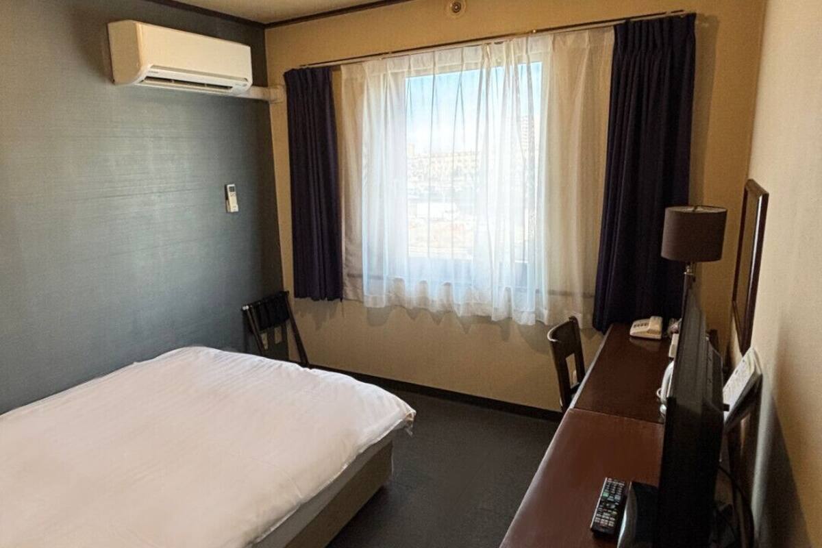 Een bureau, gratis wifi, beddengoed