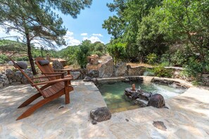 A stone patio with a hot tub surrounded by rocks and trees. - Yenice Vadi Dogal Yasam Koyu (Mugla)