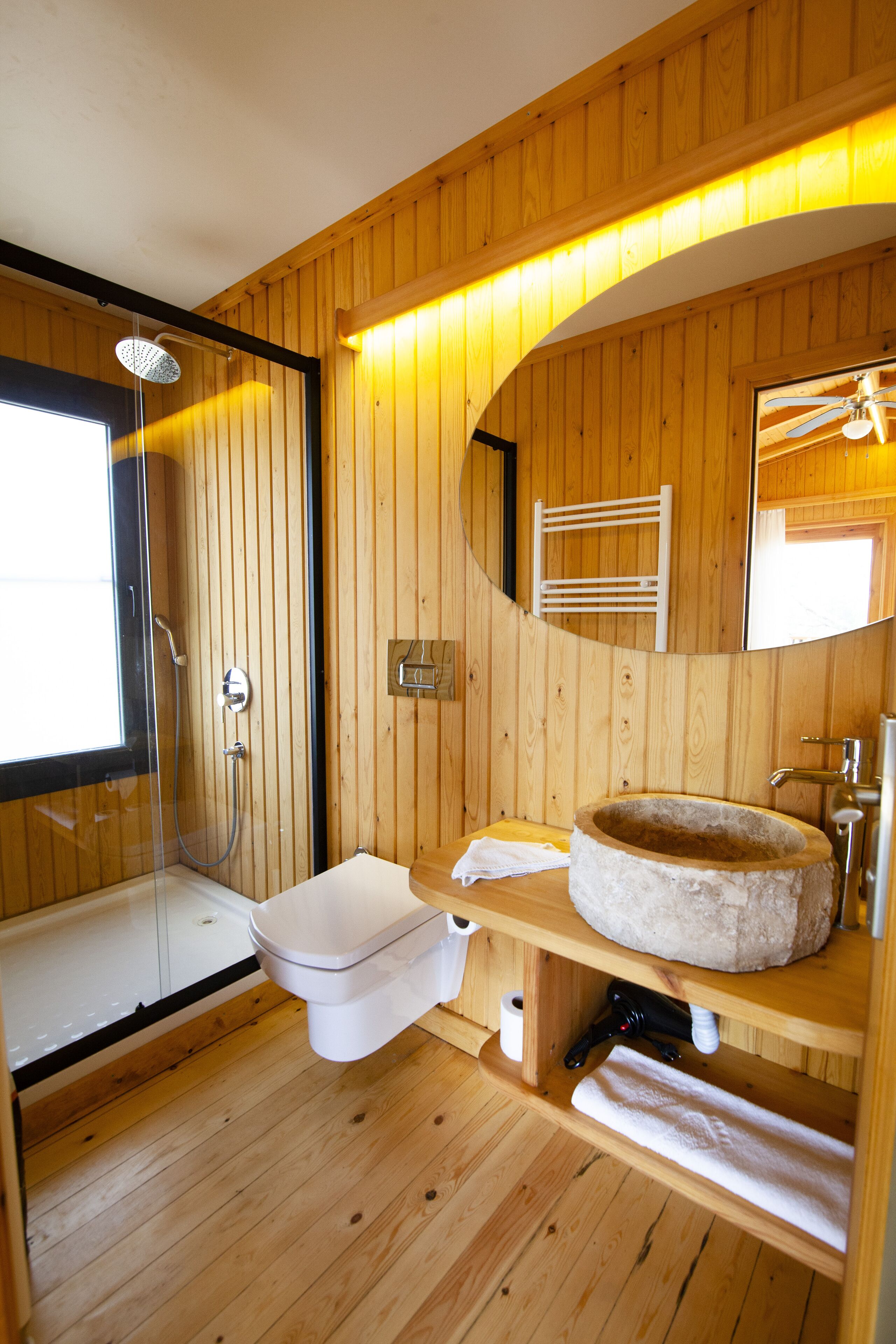 comfort tree house, non smoking, mountain view | bathroom | hair dryer, slippers, towels, soap