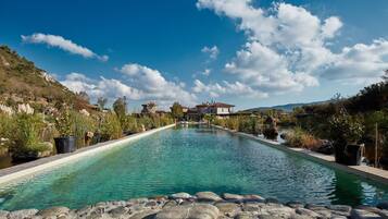 Hồ bơi ngoài trời phục vụ theo mùa, dù/ô trên bãi biển/hồ bơi