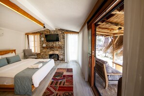 Grand Cabin, 1 Queen Bed, Non Smoking, Mountain View | Soundproofing, iron/ironing board, free WiFi, bed sheets
