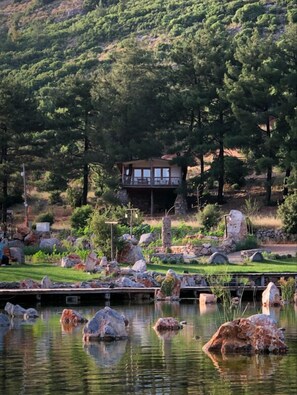 Club Tree House, 1 Queen Bed, Kitchen, Valley View | Soundproofing, iron/ironing board, free WiFi, bed sheets