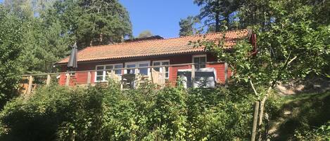 Vista frontal de la propiedad